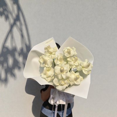 10 Stems White Roses Foam Wrapping S